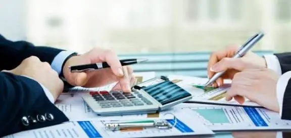 السياسات المحاسبية، والتغيرات في التقديرات المحاسبية، والأخطاء